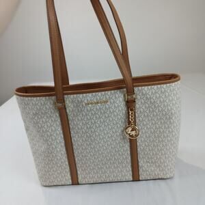 Michael Kors Tote Jet Set Travel Large East West Top Zip Vanilla Tote 35F8GCD4T7
